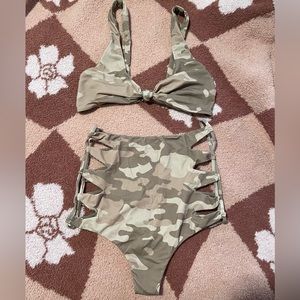 Acacia Swimwear S Spain/Queens set in Dakota camo